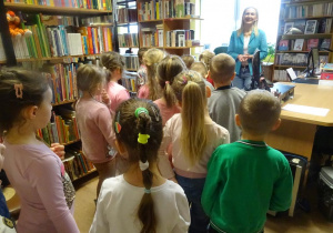Dzieci słuchają z uwagą pani Małgorzaty Hofmann, która opowiada o swojej pracy.
